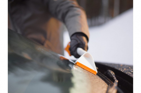 Купить Щетка Fiskars SnowXpert автомобильная со скребком  143062/1019352 фото №9